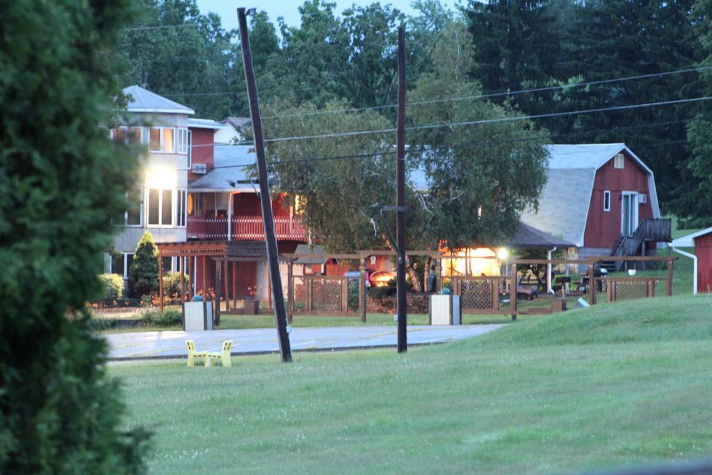 Red Barn Village Bed & Breakfast Clarks Summit Exterior photo